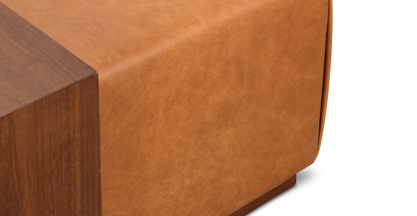 Pouf in pelle Jarmo con tavolo in noce