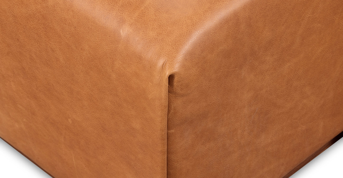 Pouf in pelle Jarmo con tavolo in noce